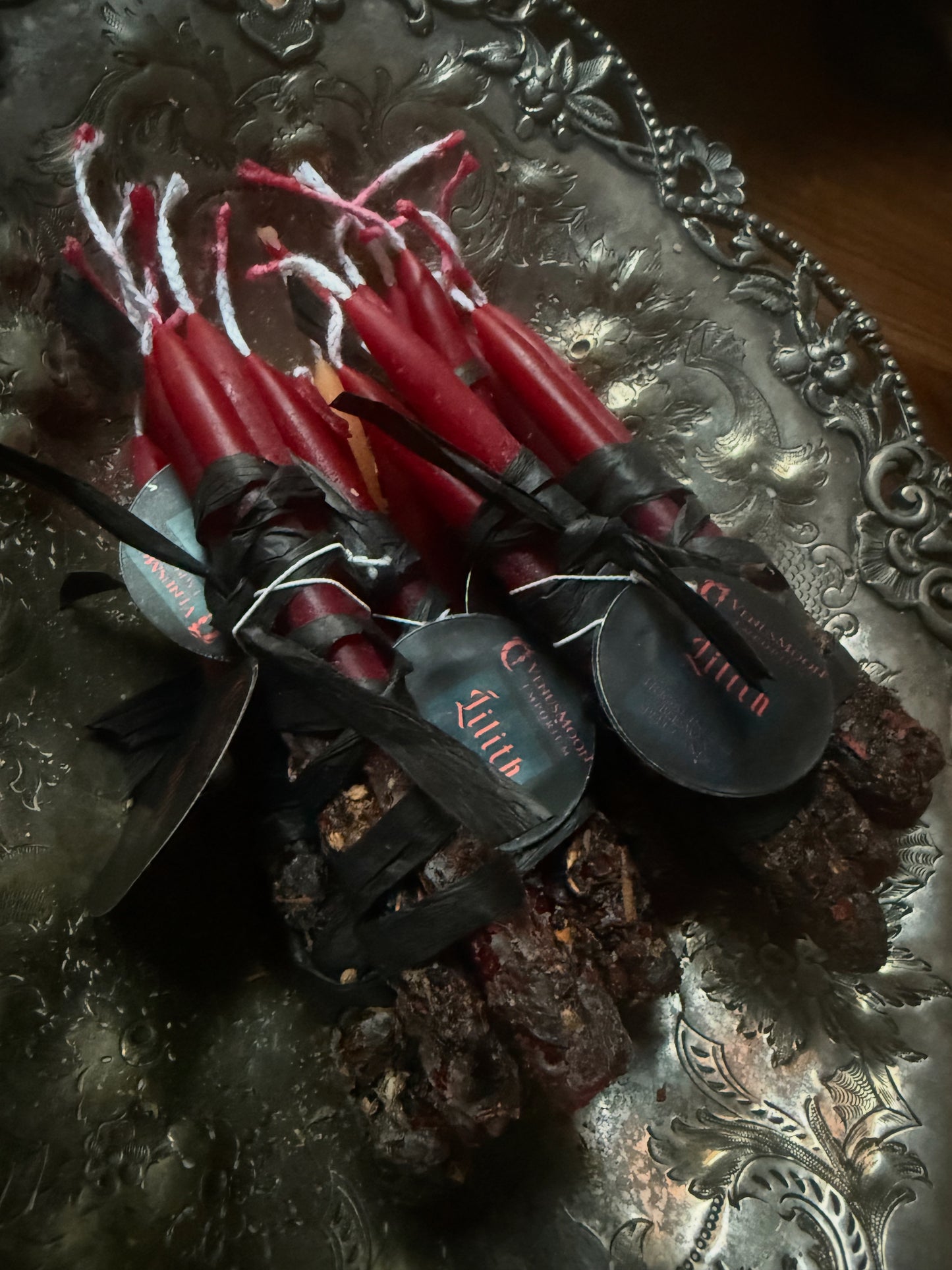 A bundle of three hand-dipped beeswax chime candles, each rolled in Damiana, Rose, Patchouli, and Dragon’s Blood resin. Consecrated under direct invocation of Lilith, Queen of Night. Short-lived in flame, relentless in intent — made for ritual openings, spellwork, and summoning Her presence.