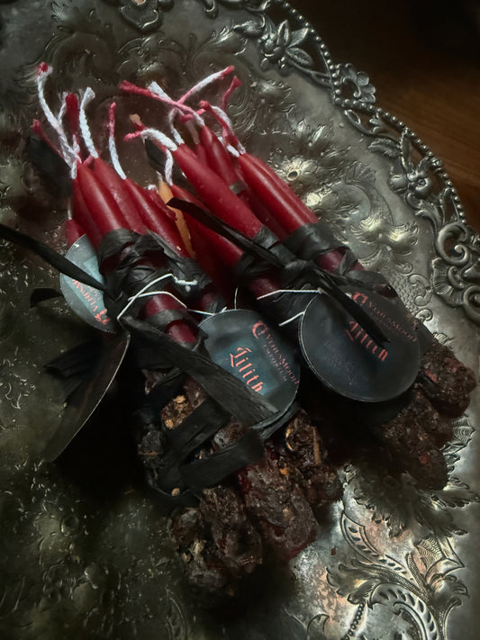 A bundle of three hand-dipped beeswax chime candles, each rolled in Damiana, Rose, Patchouli, and Dragon’s Blood resin. Consecrated under direct invocation of Lilith, Queen of Night. Short-lived in flame, relentless in intent — made for ritual openings, spellwork, and summoning Her presence.